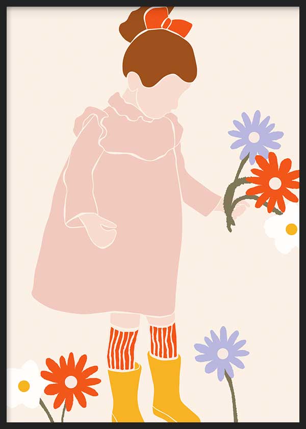 Wandbild mit Mädchen im Profil, rosa Kleid, roter Schleife, gelben Stiefeln und großen Blumen in Rot, Flieder und Weiß auf cremefarbenem Hintergrund, im kindlichen Stil. Erhältlich auf kudeko.com