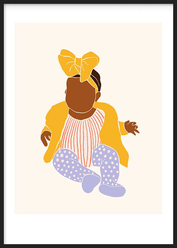 Cuadro con ilustración de niña sentada con lazo amarillo, chaqueta mostaza, blusa de rayas coral y pantalón lila con lunares sobre fondo claro, de estilo infantil. Disponible en kudeko.com
