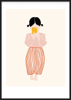Tableau encadré avec fillette aux cheveux noirs, blouse rose, pantalon à rayures orange, mobile jaune, fond crème et style enfantin aux formes douces. Disponible sur kudeko.com