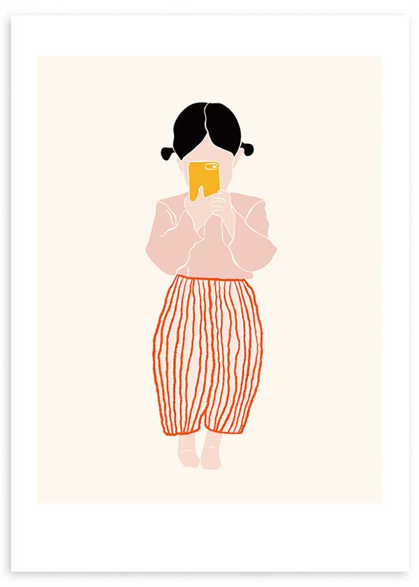 Gerahmtes Wandbild mit Mädchen mit schwarzem Haar, rosa Bluse, orange gestreifter Hose, gelbem Mobile, cremefarbenem Hintergrund und kindlichem Stil mit weichen Formen. Erhältlich auf kudeko.com