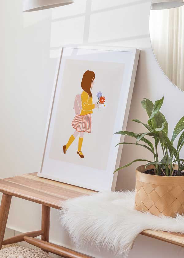 Gerahmtes Wandbild eines Mädchens mit rosa Rucksack, gestreiftem Rock, roten, fliederfarbenen und weißen Blumen auf cremefarbenem Hintergrund im kindlichen Stil mit sanften Farben. Erhältlich auf kudeko.com