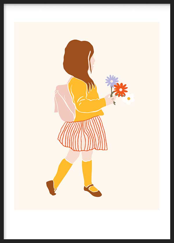 Gerahmtes Wandbild eines Mädchens mit rosa Rucksack, gestreiftem Rock, roten, fliederfarbenen und weißen Blumen auf cremefarbenem Hintergrund im kindlichen Stil mit sanften Farben. Erhältlich auf kudeko.com