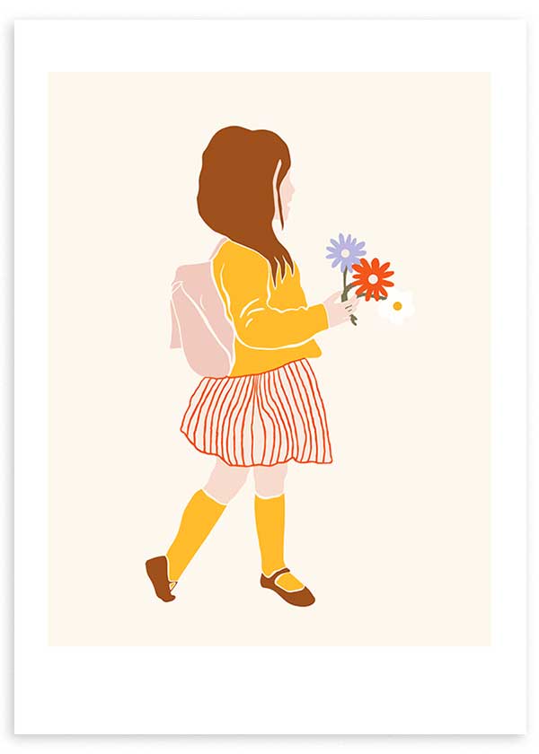 Gerahmtes Wandbild eines Mädchens mit rosa Rucksack, gestreiftem Rock, roten, fliederfarbenen und weißen Blumen auf cremefarbenem Hintergrund im kindlichen Stil mit sanften Farben. Erhältlich auf kudeko.com