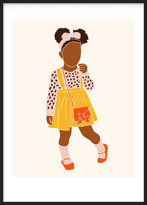 Wandbild mit Silhouette eines Mädchens, gelbem Rock, rosa gesprenkelter Bluse, Schleife im Haar, orangener Tasche, beigem Hintergrund und kindlichem Stil in sanften Farben. Erhältlich auf kudeko.com