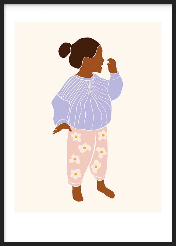 Gerahmtes Wandbild mit Silhouette eines Mädchens im Profil, fliederfarbenem Pullover, rosa Hose mit weißen Blumen, cremefarbenem Hintergrund und kindlichem Stil in Pastelltönen. Erhältlich auf kudeko.com