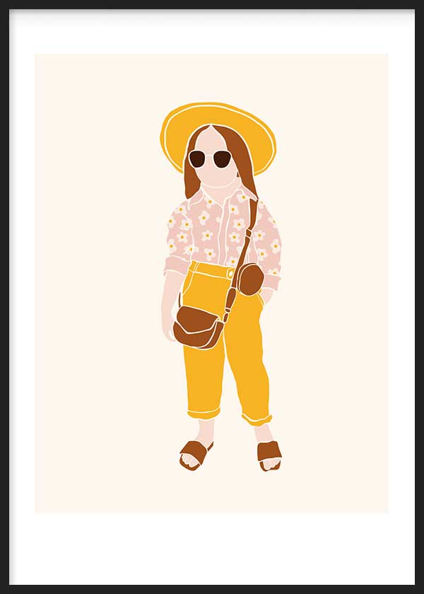 Gerahmtes Wandbild mit Mädchen, gelbem Hut, Sonnenbrille, rosa Blumenbluse, brauner Tasche, hellem beigem Hintergrund und schlichtem kindlichem Stil. Erhältlich auf kudeko.com