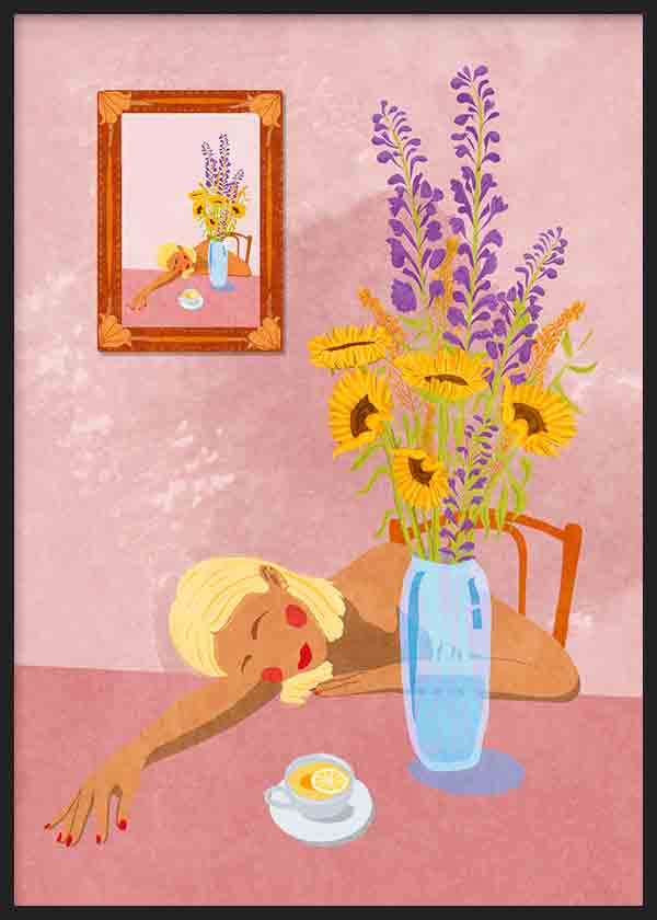Cuadro con mujer descansando junto a jarrón azul, girasoles amarillos, flores violetas, fondo rosa suave y composición serena de estilo ilustración. Disponible en kudeko.com