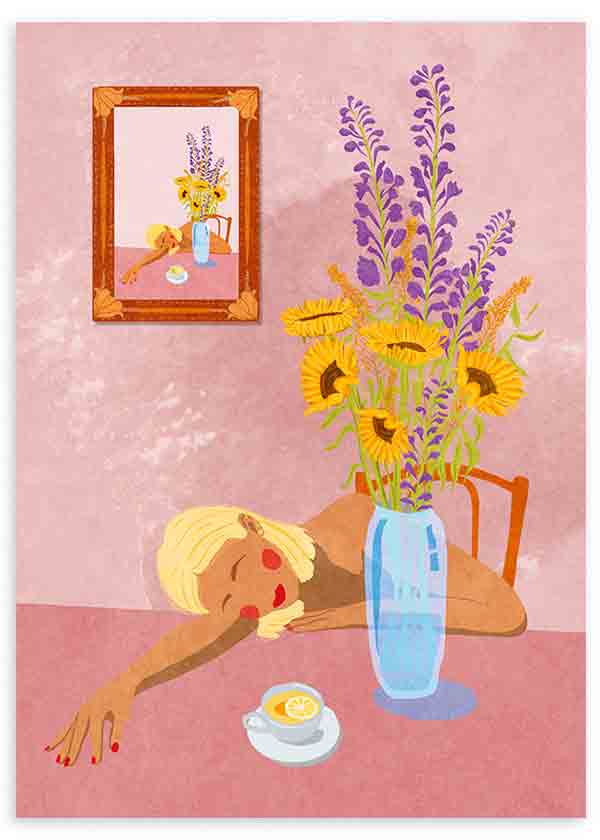 Gerahmtes Wandbild mit ruhender Frau auf einem Tisch, blauer Vase, gelben Sonnenblumen, violetten Blumen, zart rosa Hintergrund und feinem Illustrationsstil. Erhältlich auf kudeko.com
