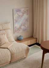 Wandbild mit abstrakten, von Muscheln inspirierten Formen, perlmuttartigen Reflexen sowie Pastelltönen in Rosa, Lila, Beige und irisierendem Blau, in einem hellen abstrakten Stil. Erhältlich auf kudeko.com