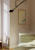 Cuadro decorativo de estilo abstracto y minimalista colocado en dormitorio, flor abstracta en tonos pastel, modelo Pastel Brushstrokes II