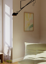 Cuadro decorativo de estilo abstracto y minimalista colocado en dormitorio, flor abstracta en tonos pastel, modelo Pastel Brushstrokes II