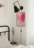 Cuadro decorativo de estilo abstracto y minimalista colocado en dormitorio, pinceladas abstractas en tonos rosa, modelo Pink Brushstrokes III