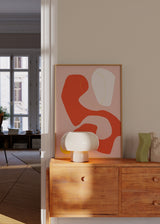 Cuadro decorativo de estilo abstracto y minimalista colocado en salón, curvas abstractas en tonos coral y rosa, modelo Abstract Curves Dance