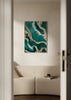 Cuadro decorativo de estilo abstracto y minimalista colocado en salón, composición abstracta fluida en verde y dorado, modelo Alcohol Ink Green Gold