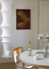 Wandbild abstrakt mit goldenen ovalen Formen auf granatfarbenem Hintergrund, in schwarzem Rahmen, eleganter dekorativer Stil. Erhältlich auf kudeko.com