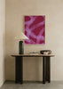 Quadro abstrato rosa e fúcsia com formas curvas, em moldura preta. Disponível em kudeko.com