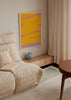 Quadro abstrato em amarelo e lilás com traços curvos, em moldura preta, estilo decorativo moderno. Disponível em kudeko.com