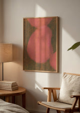 Cuadro decorativo de estilo abstracto y minimalista colocado en salón, composición abstracta orgánica en tonos rosa y tierra, modelo Chromatic Volume XII