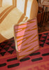 Wandbild mit unregelmäßigen diagonalen Streifen in Korallrosa und Ziegelorange, abstrakter Komposition mit klaren Kontrasten und zeitgemäßem Stil. Erhältlich auf kudeko.com