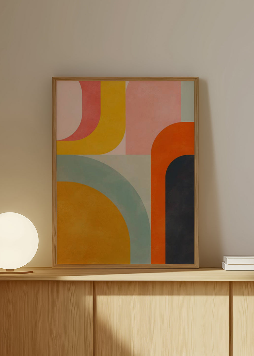 Gerahmtes Wandbild mit abstrakter Komposition aus großen Bögen, geschwungenen Farbflächen in Rosa, Senfgelb, Wassergrün, Orange und Graublau, im zeitgenössischen abstrakten Stil. Erhältlich auf kudeko.com
