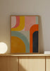 Gerahmtes Wandbild mit abstrakter Komposition aus großen Bögen, geschwungenen Farbflächen in Rosa, Senfgelb, Wassergrün, Orange und Graublau, im zeitgenössischen abstrakten Stil. Erhältlich auf kudeko.com