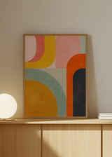 Gerahmtes Wandbild mit abstrakter Komposition aus großen Bögen, geschwungenen Farbflächen in Rosa, Senfgelb, Wassergrün, Orange und Graublau, im zeitgenössischen abstrakten Stil. Erhältlich auf kudeko.com