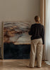 Cuadro decorativo de estilo abstracto y minimalista colocado en salón, composición abstracta orgánica en negro y cobre, modelo Incoming Storm