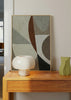 Cuadro decorativo de estilo abstracto y minimalista colocado en salón, composición abstracta orgánica en tonos tierra, modelo Kingsley