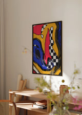 Gerahmtes Wandbild mit fließenden abstrakten Formen in Rot, Blau, Senfgelb, Schwarz und Weiß, mit Schachbrettmuster im zeitgenössischen Stil. Erhältlich auf kudeko.com