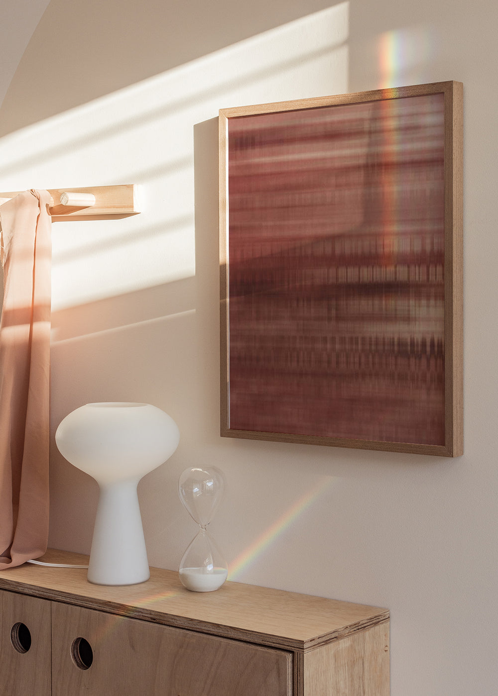 Wandbild abstrakt mit verschwommenen Linien in Terrakotta- und Beigetönen, klarer dekorativer und warmer Stil. Erhältlich auf kudeko.com