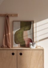 Tableau abstrait encadré avec formes courbes en vert olive, beige clair, rose poudré et terracotta, dans un style abstrait aux lignes douces et équilibrées. Disponible sur kudeko.com