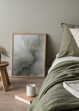 Cuadro decorativo de estilo abstracto y minimalista colocado en salón, composición abstracta etérea en tonos suaves, modelo Mist Veris Collection X