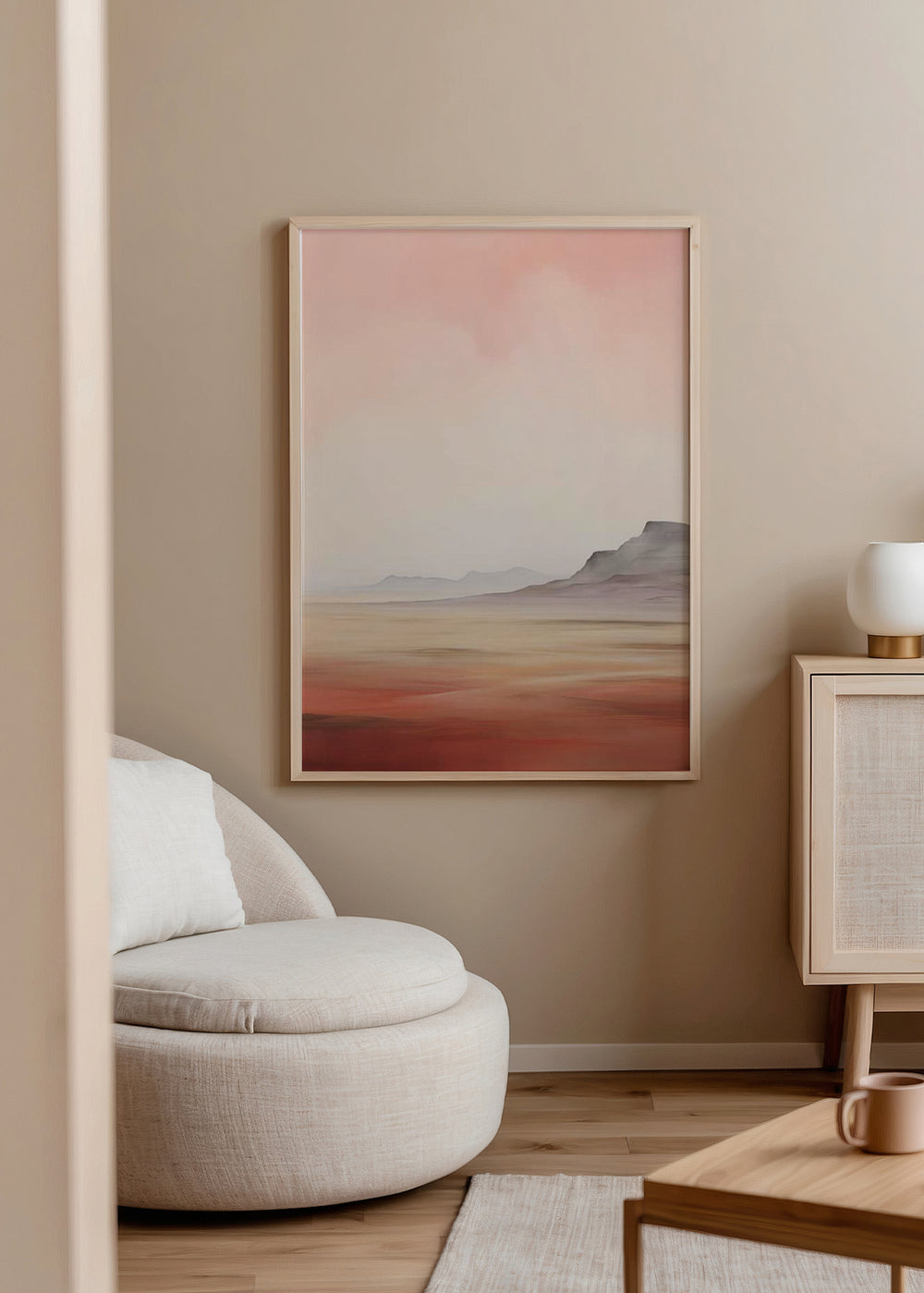 Tableau représentant un paysage désertique avec montagnes lointaines, ciel rosé estompé, sol beige, sable et terracotta, dans un style nature et paysages apaisant. Disponible sur kudeko.com