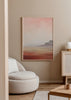 Cuadro decorativo de estilo abstracto y minimalista colocado en salón, paisaje en acuarela de atardecer desértico, modelo Paisaje Watercolor Atardecer II