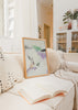 Tableau abstrait en blanc, lavande et vert avec composition éthérée et douce, style décoratif apaisant. Disponible sur kudeko.com
