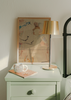Dekoratives Wandbild im abstrakten und minimalistischen Stil in einem Wohnzimmer platziert, ätherisches abstraktes Porträt in sanften Farbtönen, Modell Perspective. Erhältlich auf kudeko.com