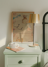 Dekoratives Wandbild im abstrakten und minimalistischen Stil in einem Wohnzimmer platziert, ätherisches abstraktes Porträt in sanften Farbtönen, Modell Perspective. Erhältlich auf kudeko.com