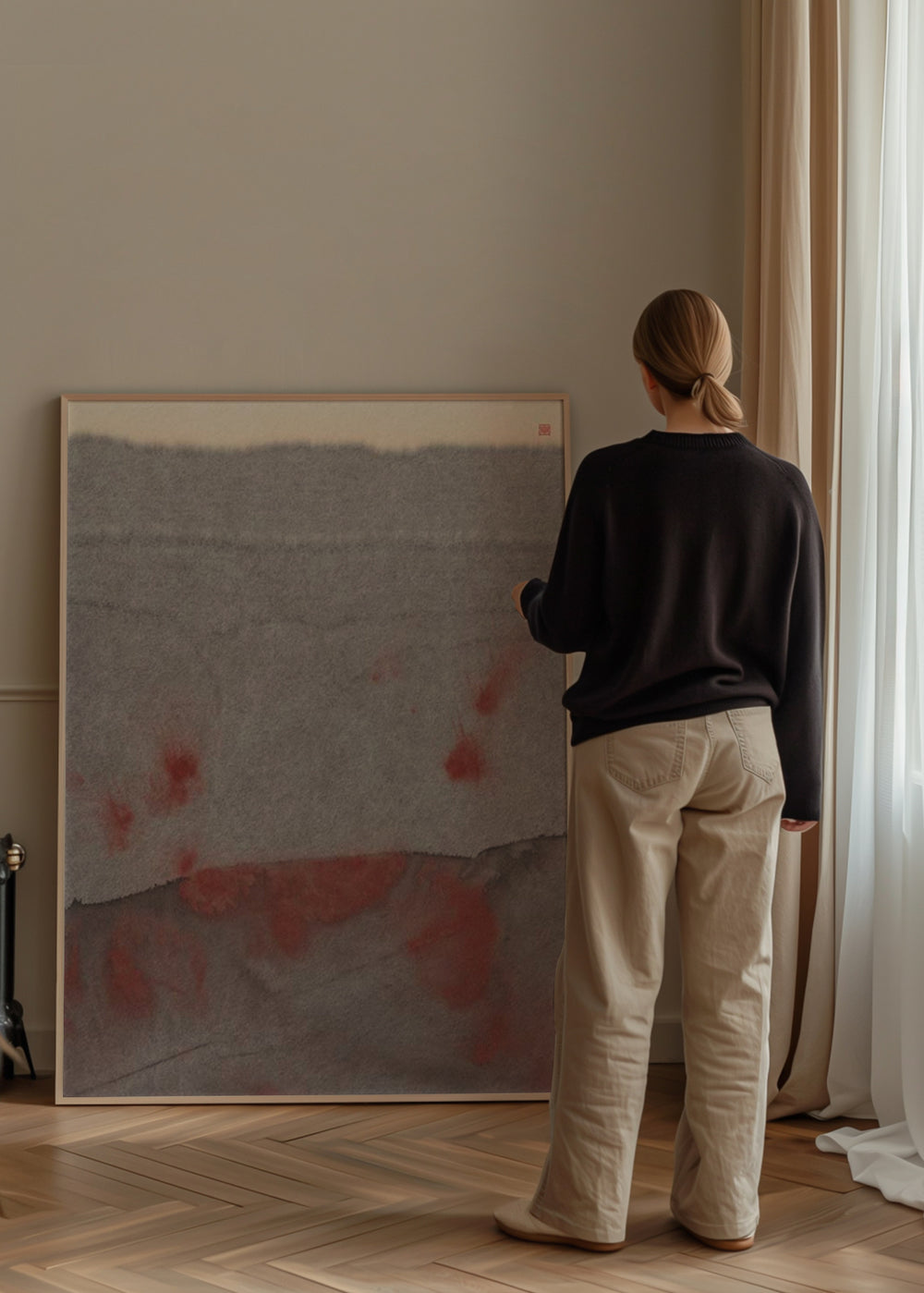 Abstraktes Wandbild mit grauen Schichten und sanft verschwommenen rötlichen Akzenten, klarer moderner dekorativer Stil. Erhältlich auf kudeko.com