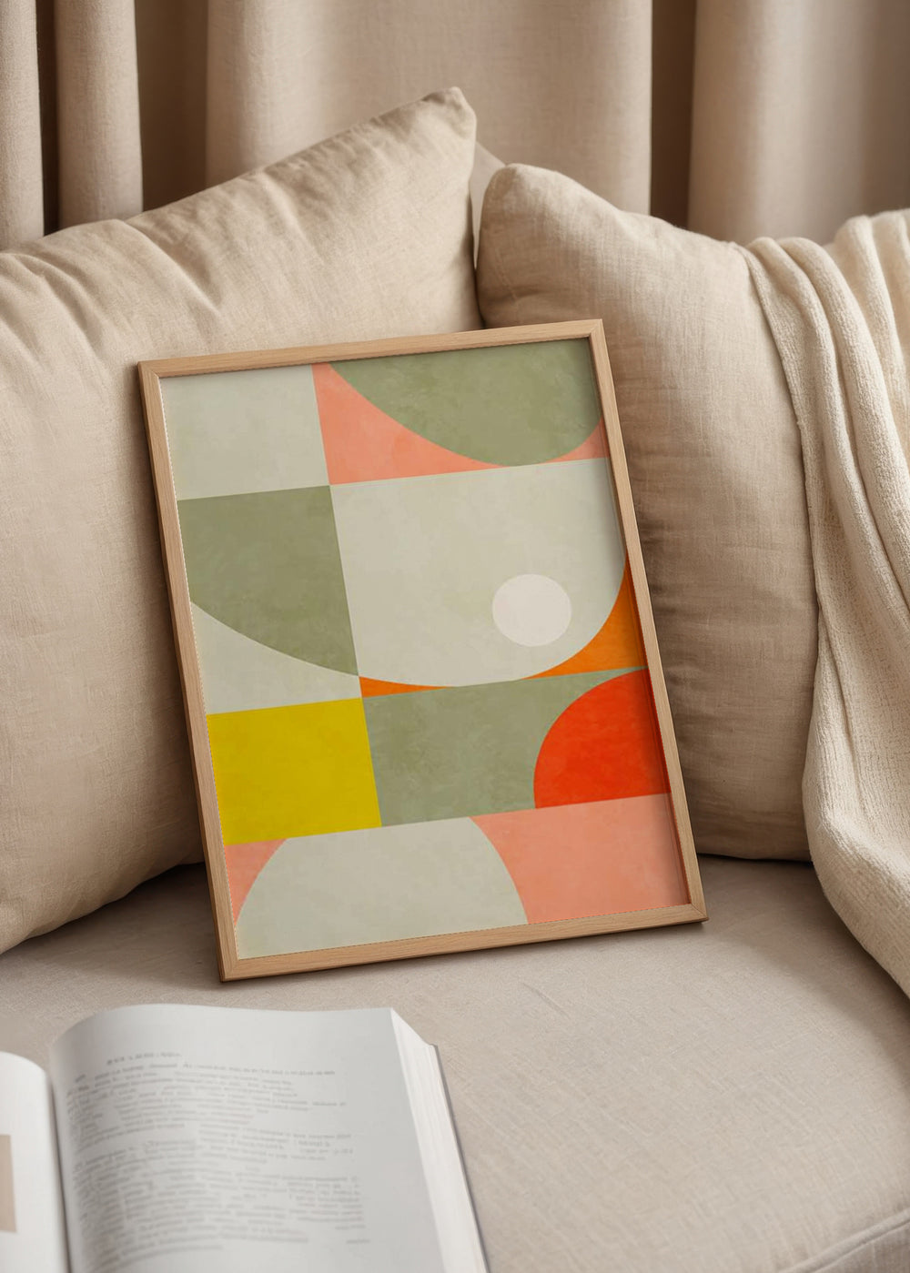 Wandbild mit Halbkreisen und geometrischen Blöcken in Creme, Salbeigrün, Koralle, Orange, Rot und Gelb, im geometrischen retro modernen Stil. Erhältlich auf kudeko.com