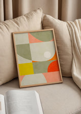 Tableau avec demi-cercles et blocs géométriques en crème, vert sauge, corail, orange, rouge et jaune, dans un style géométrique rétro contemporain. Disponible sur kudeko.com