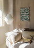 Tableau avec motif ondulé en zigzag turquoise, noir et gris sur fond clair, composition répétitive au style abstrait et graphique pour décoration murale. Disponible sur kudeko.com