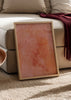 Cuadro decorativo de estilo abstracto y orgánico colocado en salón, bruma abstracta en tonos terracota, modelo Bruma Terracota
