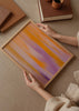 Cuadro decorativo de estilo abstracto y orgánico colocado en salón, composición abstracta en tonos pastel cálidos, modelo Colorful Blush