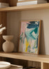 Cuadro decorativo de estilo abstracto y orgánico colocado en salón, pintura abstracta de pinceladas coloridas, modelo Colorful Strokes III