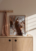 Wandbild mit abstrakter Komposition aus fließenden Formen in Schokoladenbraun, Elfenbeinweiß, Beige und Aquamarin, mit mineralischer Wirkung und modernem abstraktem Stil. Erhältlich auf kudeko.com