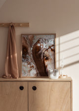 Wandbild mit abstrakter Komposition aus fließenden Formen in Schokoladenbraun, Elfenbeinweiß, Beige und Aquamarin, mit mineralischer Wirkung und modernem abstraktem Stil. Erhältlich auf kudeko.com