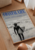 Gerahmtes Wandbild mit Surfer von hinten vor Meereswellen, in Schwarz-Weiß mit blauer Typografie und fotografischem Editorial-Stil. Erhältlich auf kudeko.com