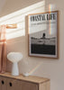 Wandbild mit Editorial-Cover, Frau im Meer, markanter schwarzer Typografie, Wasser in Grautönen und fotografischem Schwarz-Weiß-Stil mit klarer, ruhiger Wirkung. Erhältlich auf kudeko.com