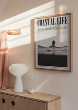 Wandbild mit Editorial-Cover, Frau im Meer, markanter schwarzer Typografie, Wasser in Grautönen und fotografischem Schwarz-Weiß-Stil mit klarer, ruhiger Wirkung. Erhältlich auf kudeko.com