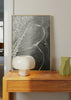 Cuadro decorativo de estilo blanco_y_negro y mar_y_playa colocado en salón, fotografía serena de orilla del mar con surfista, modelo El mar mi refugio II